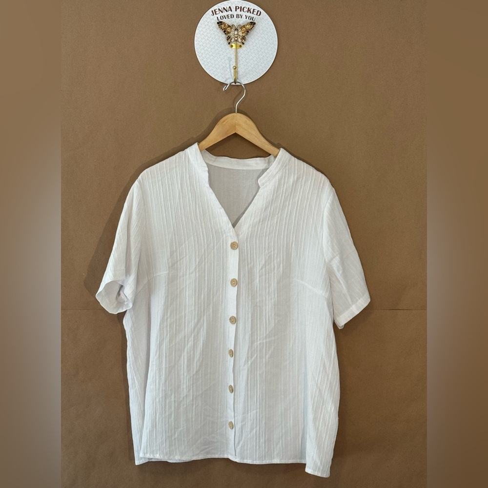 Like New (2XL) White Short Sleeve Blouse with Decorative Buttons